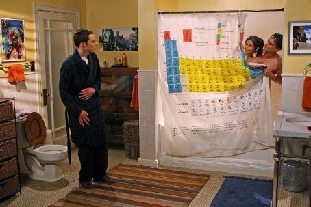 Priya und Leonard im Bad mit Sheldon