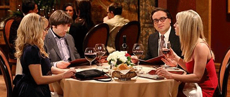 2 Paare aus Big Bang Theory beim Candle-Light Dinner
