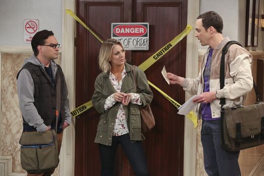 Sheldon unterhält sich mit Penny und Leonard